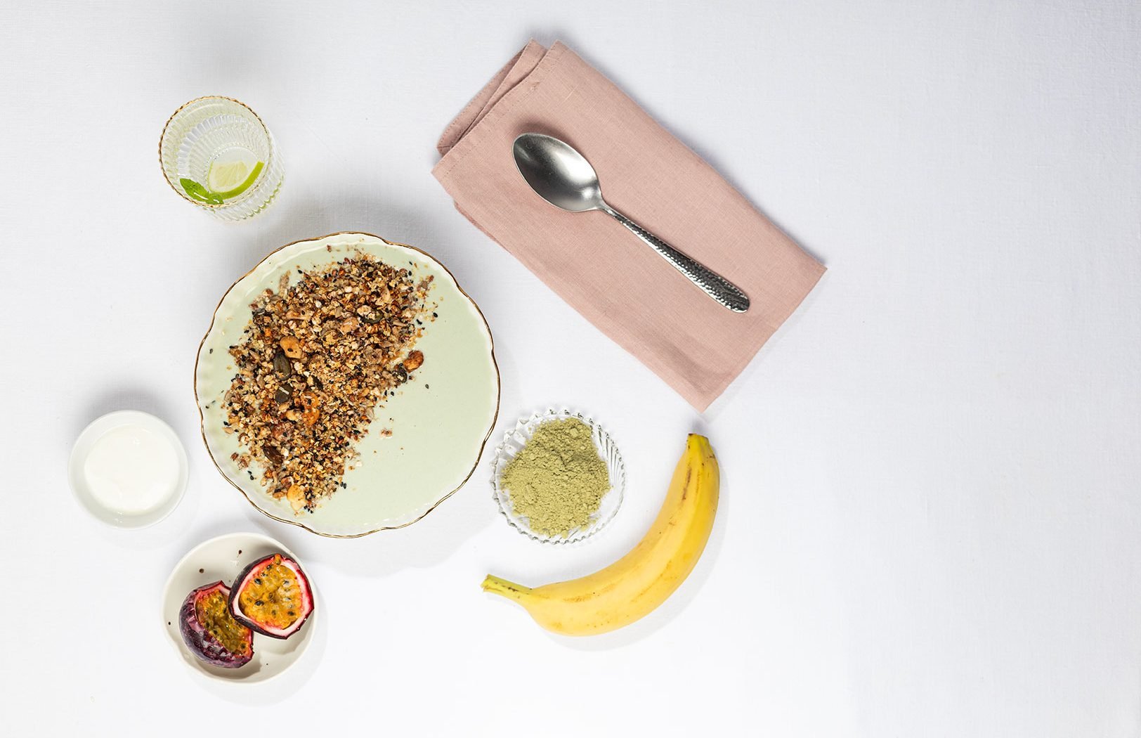 Jogurtowe smoothie bowl bez laktozy z bananem, marakują i spiruliną i orzechowa granola