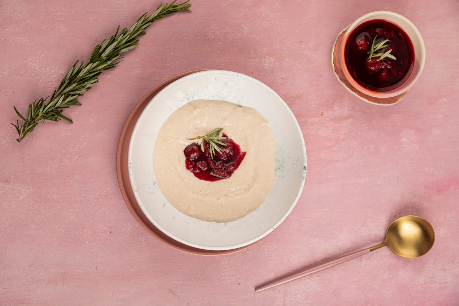 Pudding ryżowy na mleku bez laktozy z konfiturą wiśniową aromatyzowaną rozmarynem i płatkami migdałów