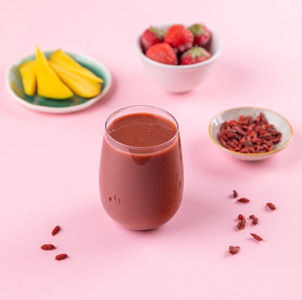 Smoothie mango-truskawka na soku pomarańczowym z acai