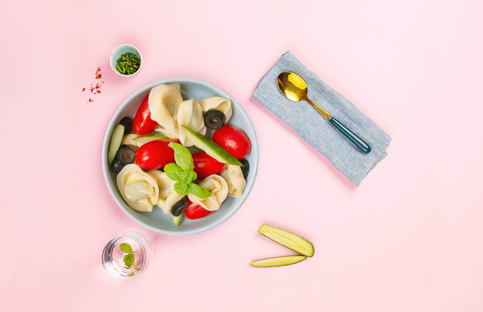 Sałatka z tortellini ze szpinakiem i ricottą, mozzarellą i cherry, pesto bazyliowe